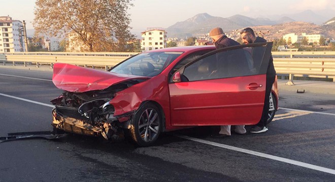 Lastikleri parçalanan otomobil bariyerlere çarptı