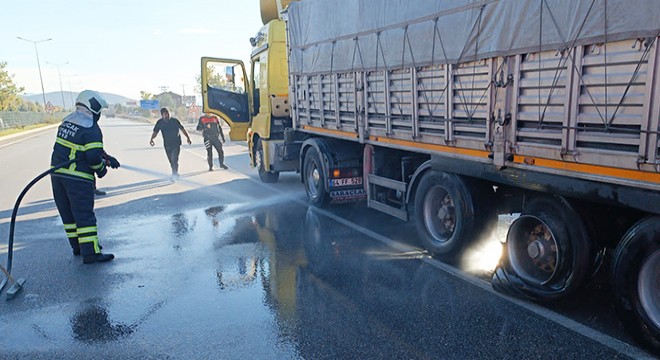 Lastikleri tutuşan tır erken müdahaleyle kurtarıldı