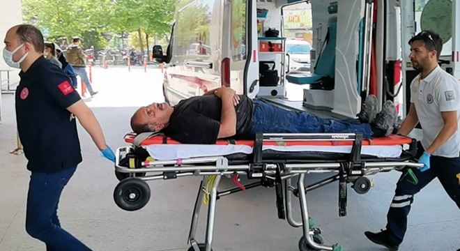 Lazer kesim makinesine sıkışan işçi yaralandı