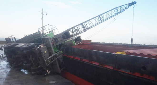 Limanda yükleme yapan vinç devrildi; operatör yaralı