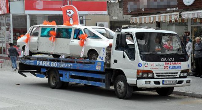 Araca izin çıkmadı, düğün salonuna çekiciyle gitti