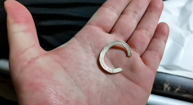 Lise öğrencisinin metal paradan yaptığı yüzük parmağında sıkıştı