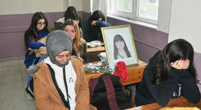 Liseli Beyza'nın sırasına arkadaşları çiçek bıraktı