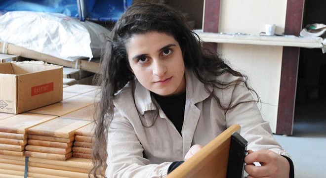 Liseli Beyza ve Ada, köy okullarının sıralarını üretiyor