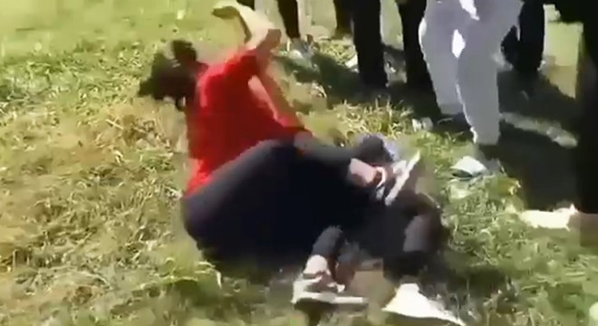 Liseli kızlar, yumruk yumruğa kavga etti