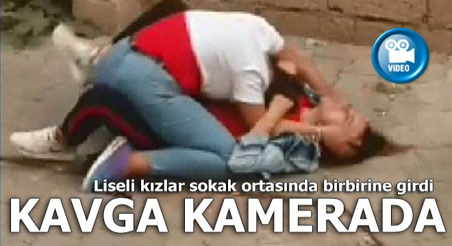 Liseli kızların sokak ortasında birbirine girdi, kavgası kameralara yansıdı