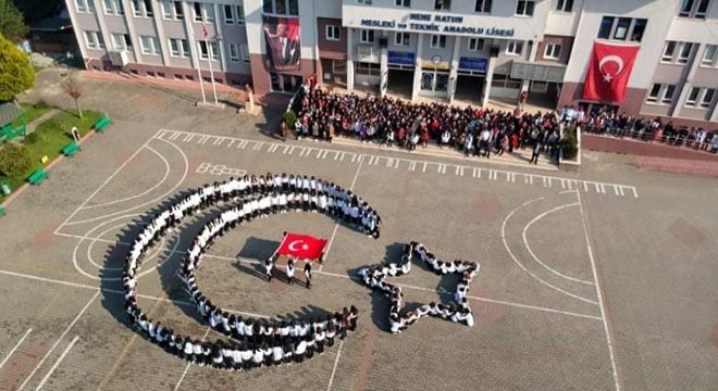 Liseli öğrencilerinden ay yıldızlı koreografi