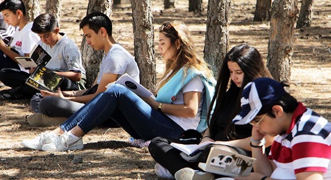 Liseli gençler, ormanda kitap okuyarak yangınlara dikkat çekti