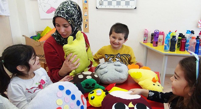 Liseliler yapıyor, minikler oynuyor