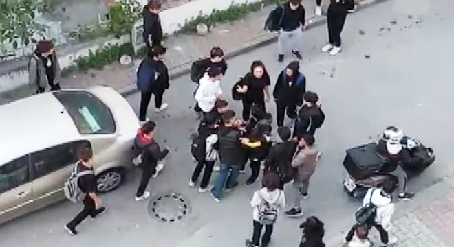 Liseliler sokakta kavga etti