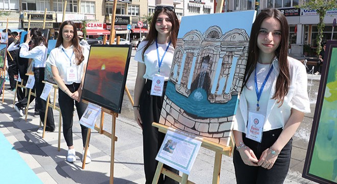 Liselilerden resim sergisi