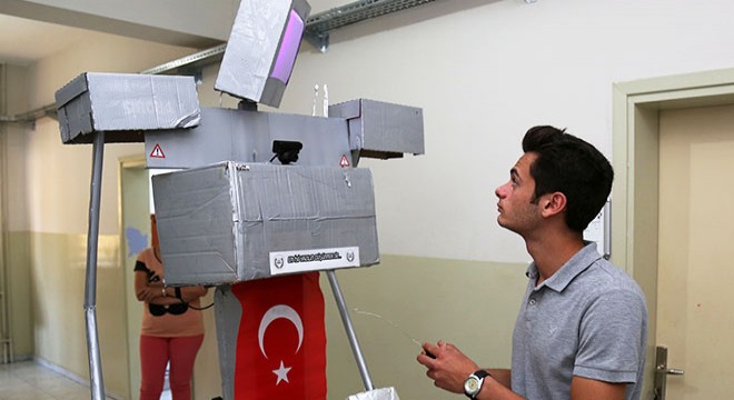 Liselilerin robotu 'Paşa' yürüyüp konuşabiliyor