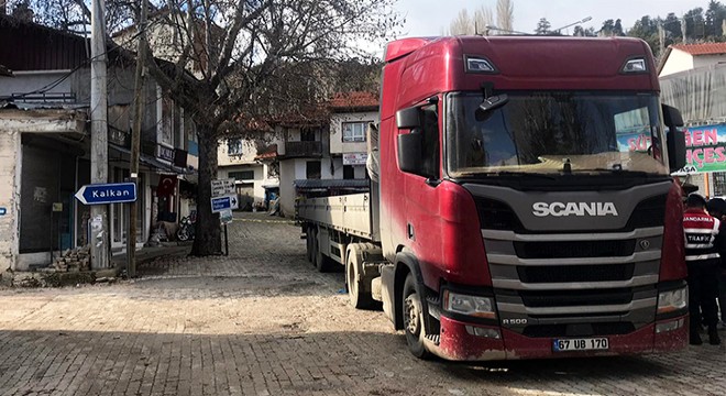 Lokum dağıtırken TIR'ın çarpmasıyla öldü