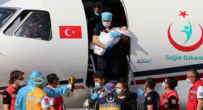 Londra'da operasyonla ayrılan siyam ikizleri, Türkiye'de
