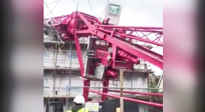 Londra’da vinç evlerin üzerine düştü: 1 ağır yaralı