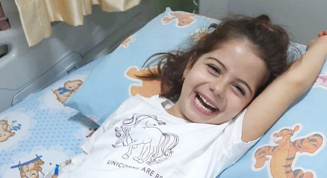 Lösemi hastası 6 yaşındaki Elisa, koronavirüse yenildi