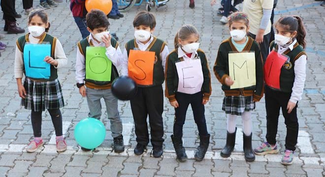 Lösemi hastaları için gökyüzüne balon bırakıldı