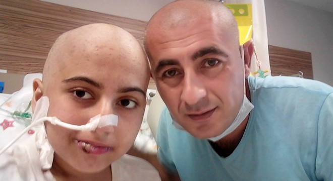 Lösemi hastası kızı için saçını kazıttı