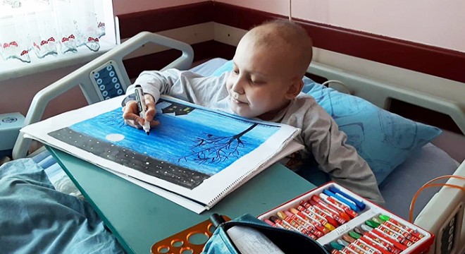 Lösemili Abdulsalam, resimle hayata tutunuyor