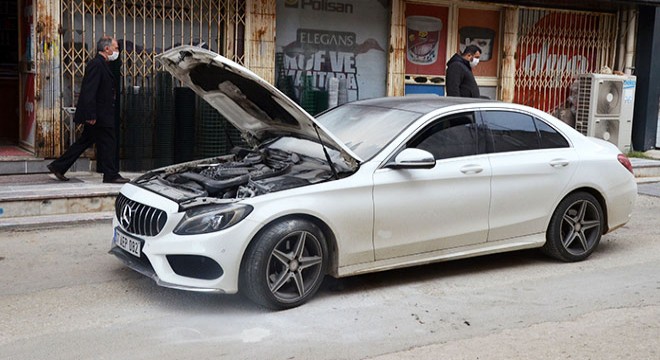 Lüks araç yanmaktan kurtarıldı