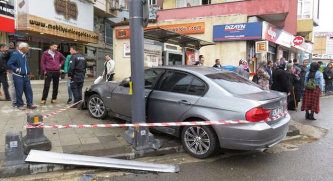 Lüks otomobil, otobüs durağına daldı: 3 yaralı