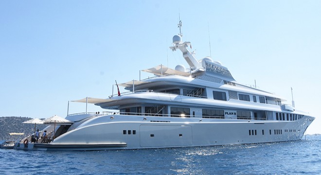 Lüks yat Kekova'ya demir attı