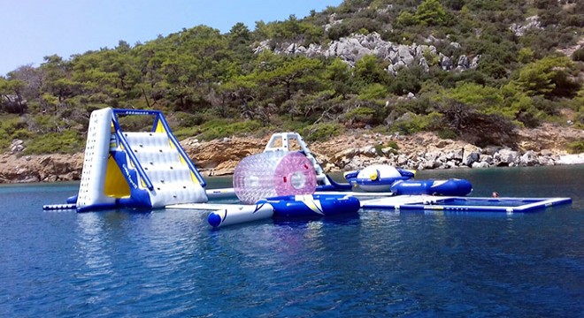 Lüks yata deniz ortasında su parkı kurdular
