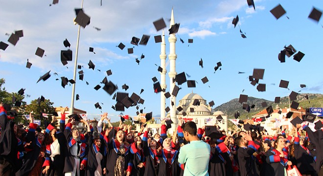 MAKÜ Bucak yerleşkelerinde mezuniyet töreni