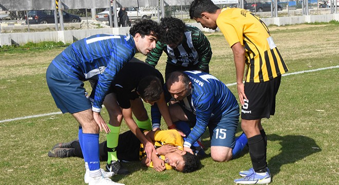 Maçta futbolcunun dili boğazına kaçtı