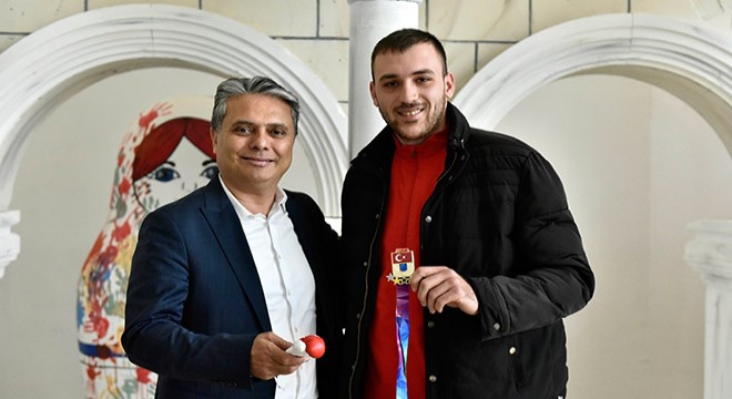 Madalya sevincini Başkan Uysal'la paylaştı