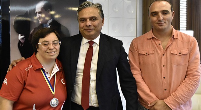 Madalya sevincini Başkan Uysal'la paylaştı