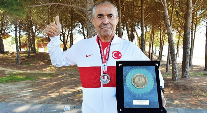 Madalya ve kupasını şehitlere adadı