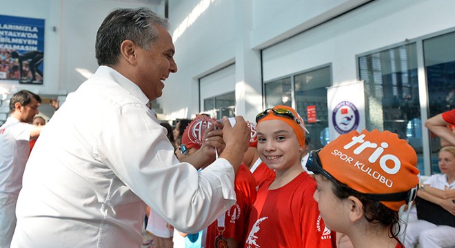 Madalyalar Başkan Uysal'dan