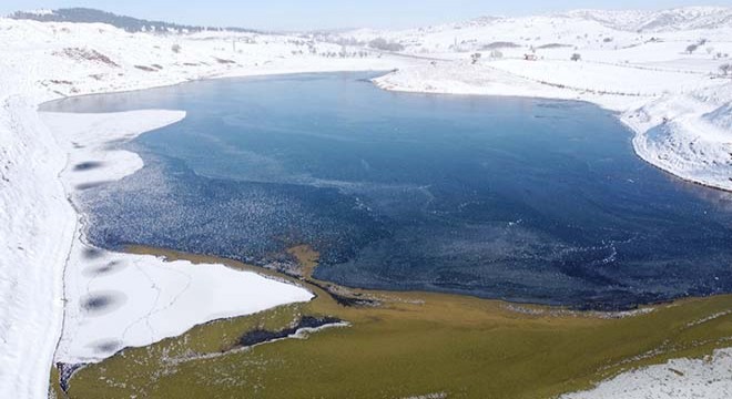 Maden sahasındaki gölet buz tuttu