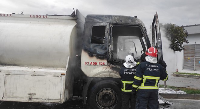 Madeni yağ yüklü tanker alev alev yandı