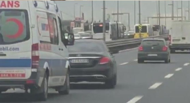 Magandanın ambulansa  yol vermeme  çabası