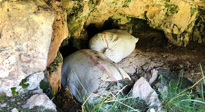 Mağarada 300 kilo esrar ele geçirildi