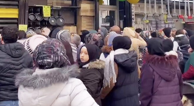 Mağaza açılışında izdiham; kadınlar birbirini ezdi