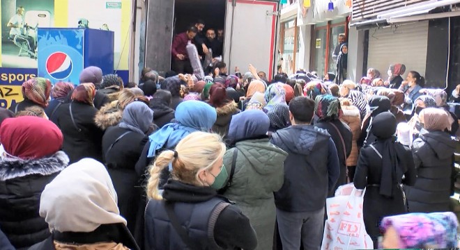 Mağaza açılışında ucuz halı izdihamı