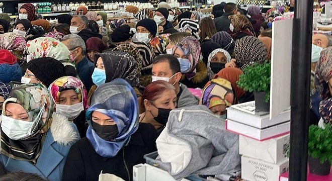 Mağazada indirim izdihamı