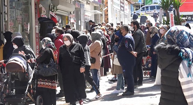 Mağazada açılış indirimi, koronavirüsü unutturdu