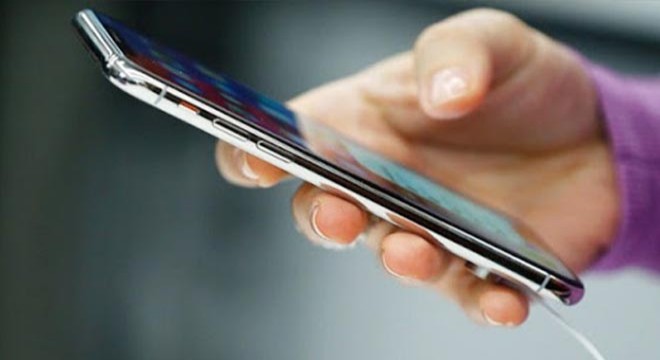 Mağazadan cep telefonu hırsızlığı kamerada