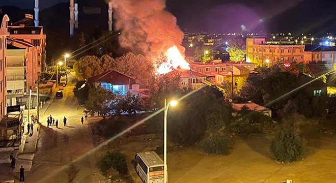 Mahallede korkutan yangın