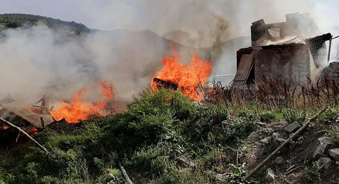 Mahallede korkutan yangın; 6 ev alevlere teslim
