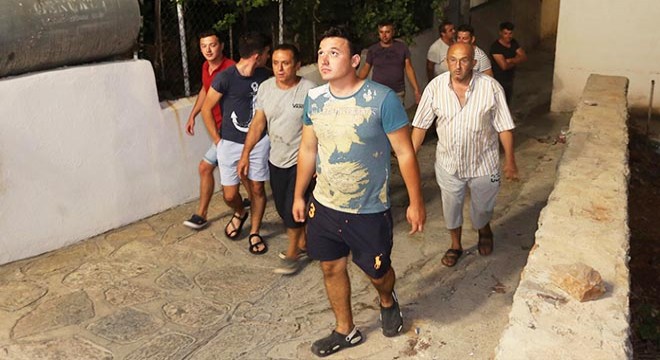 Mahalleli, evlerin kapılarını zorlayan kişi için nöbet tutuyor