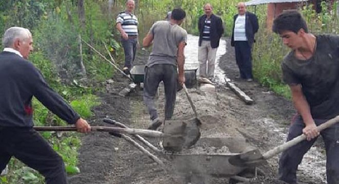 Mahalleli para toplayıp, imece usulü yol yaptı