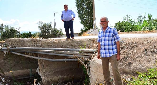 Mahalleli tıkanan köprünün yenilenmesini istedi