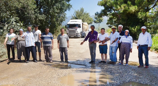 Mahalleli kamyonların önünü kesti