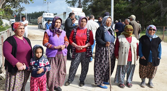 Mahallelinin  bozuk yolda toz  isyanı