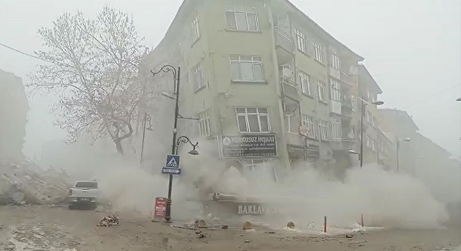 Malatya'da 4 katlı binanın çökme anı kamerada